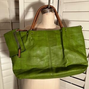 Medium size shopper with separate inner pouch. Green colour